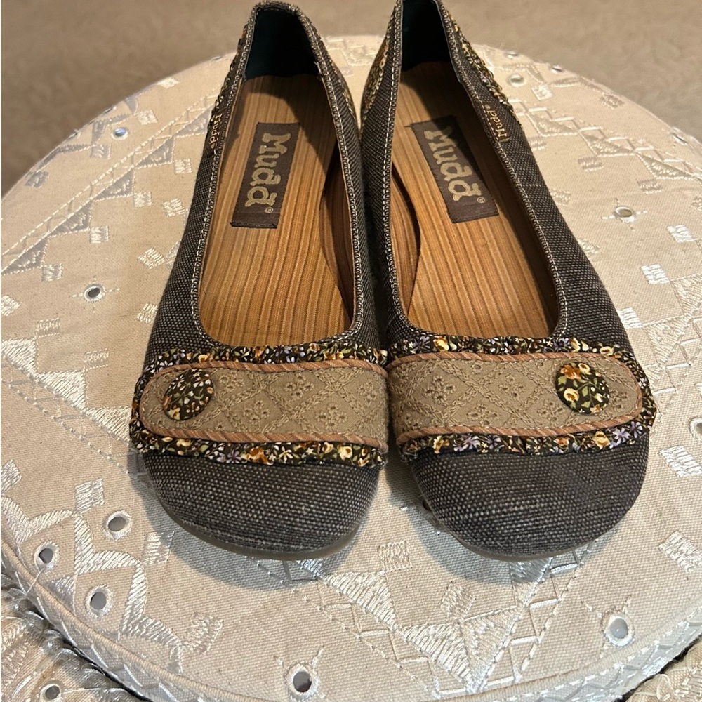 Mudd shoes, size 8.5, Brown canvas and tan with floral print